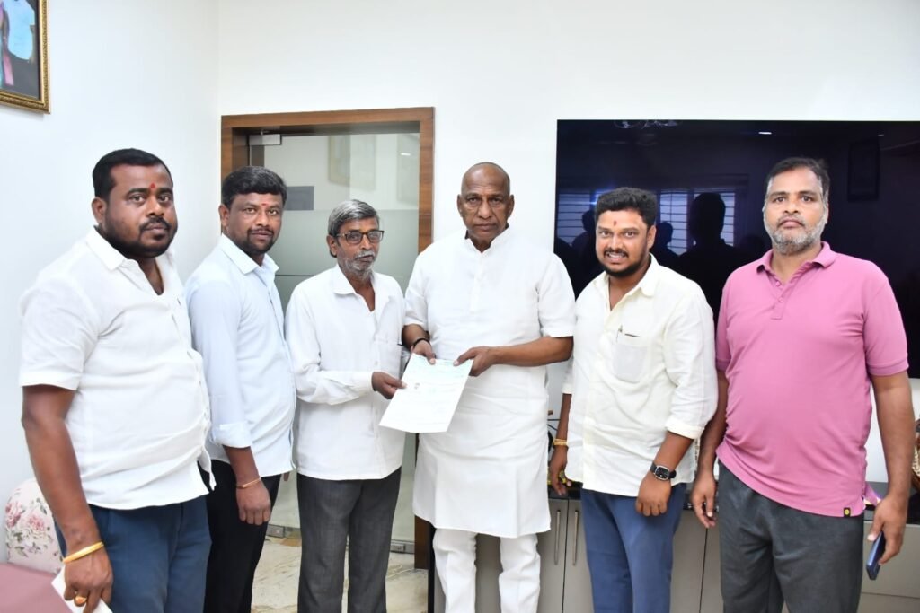 10 మంది లబ్ధిదారులకు రూ.3.47 లక్షల విలువైన సీఎంఆర్ఎఫ్ చెక్కుల పంపిణీ