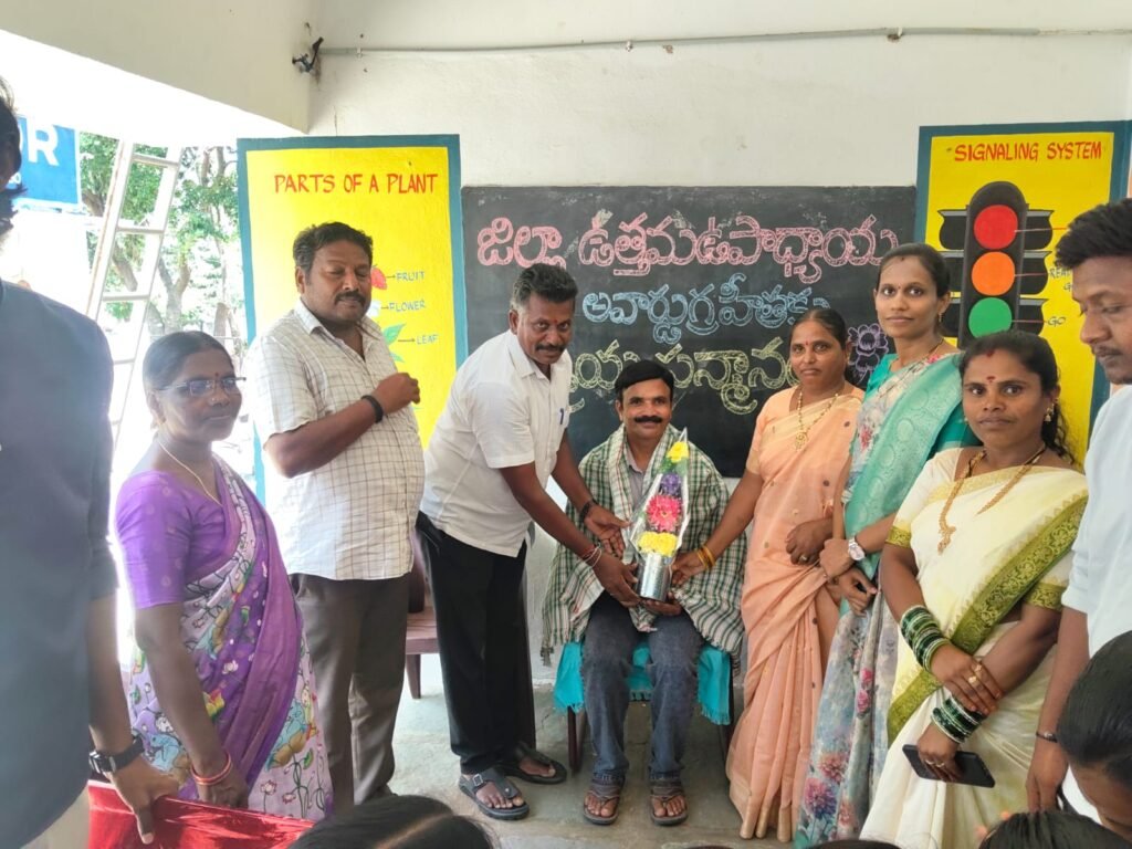 జిల్లా ఉత్తమ ఉపాధ్యాయుడికి ఘన సన్మానం