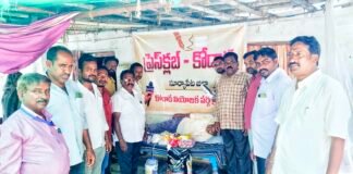 మానవత్వాన్ని చాటుకున్న ప్రెస్ క్లబ్ : నిరుపేద కుటుంబానికి నిత్యావసరాల పంపిణీ.
