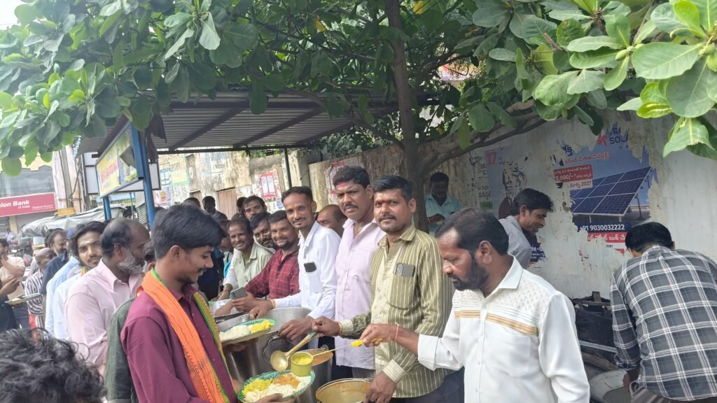 దాతల సహకారంతో జై గట్టు మైసమ్మ ఆటో స్టాండ్‌ వద్ద అన్నదానం