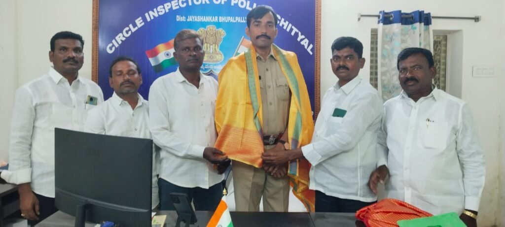 సీఐ ని మర్యాదపూర్వకంగా కలిసిన దళిత ప్రజా సంఘాల నాయకులు