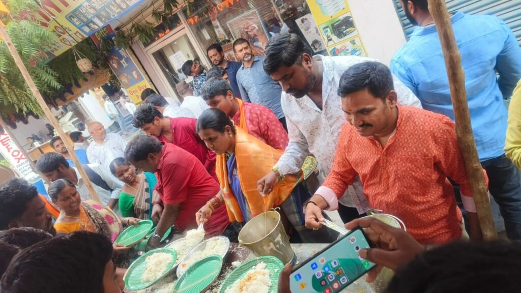 శ్రీ గణేష్ అసోసియేషన్ ఆధ్వర్యంలో మహా అన్నదానం పాల్గొన్న ముల్లి పావని జంగయ్య