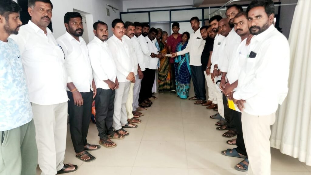 అనారోగ్యంతో ఆసుపత్రిలో చికిత్స పొందుతున్న సర్పంచ్‌కు తోటి సర్పంచుల ఆర్థిక సాయం  సుమారు రూ.2.50 లక్షల సహాయం అందజేత
