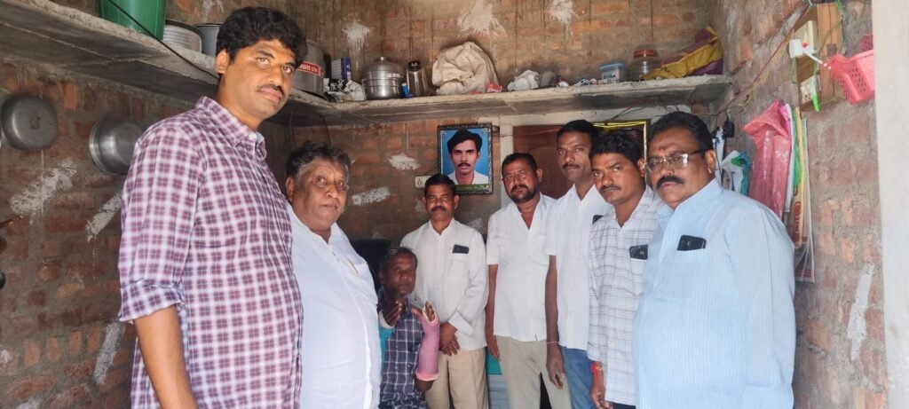 పరామర్శించిన కాంగ్రెస్ నాయకులు