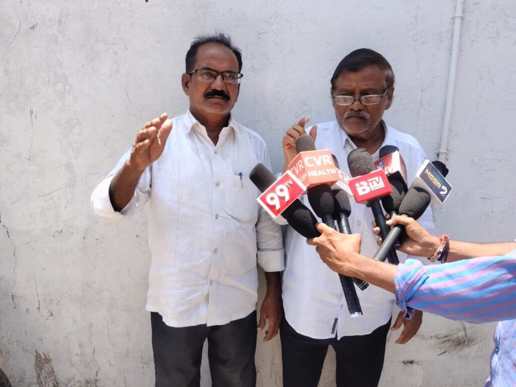 భారత రాజ్యాంగ నిర్మాత డాక్టర్ బి.ఆర్ అంబేద్కర్ ని విమర్శిస్తే నాలుక కోస్తాం,దళిత సంఘ నాయకుల ఘాటు విమర్శ