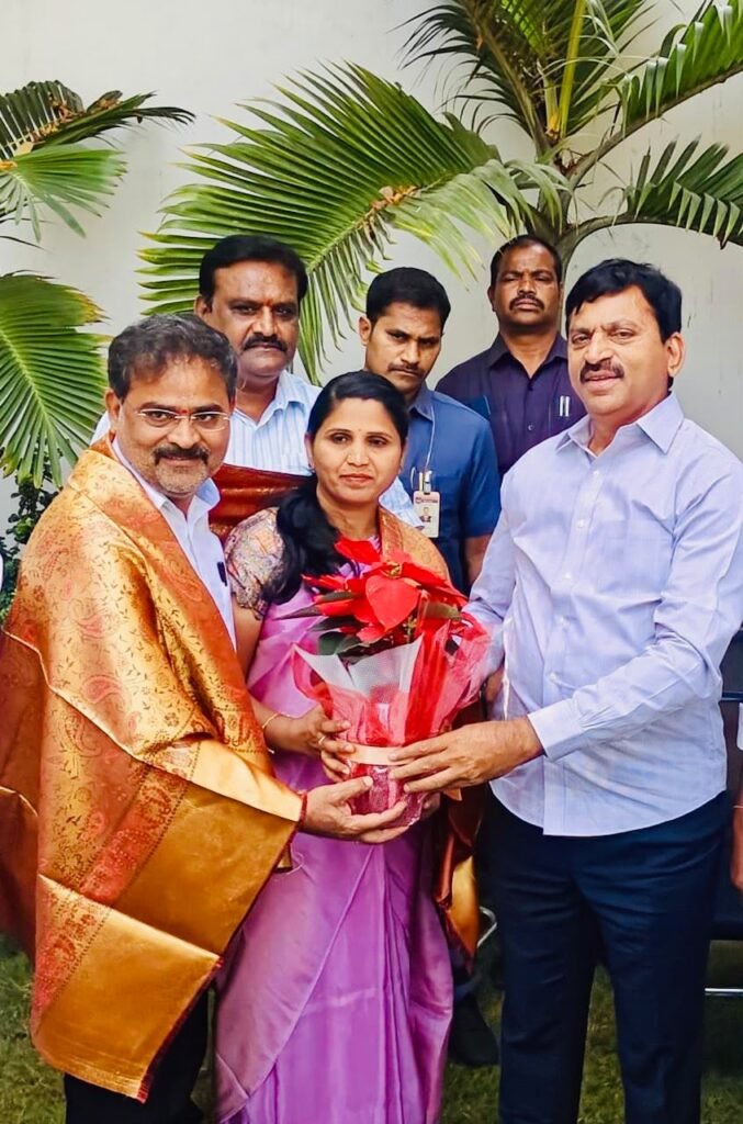 మంత్రి పొంగులేటిని కలిసిన  జనగామ మున్సిపల్ చైర్‌పర్సన్