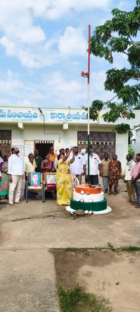 పెద్దవంగర గ్రామపంచాయతీ ఆవరణలో జాతీయ జెండా ఆవిష్కరణ.