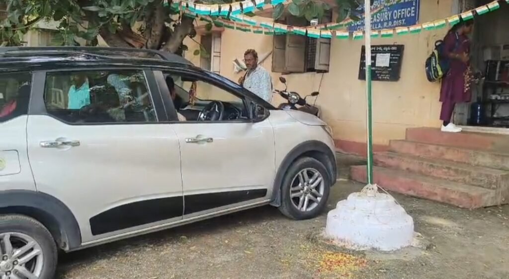 చేవెళ్ల ట్రెజరీ కార్యాలయంలో ఏసీబీ దాడులు