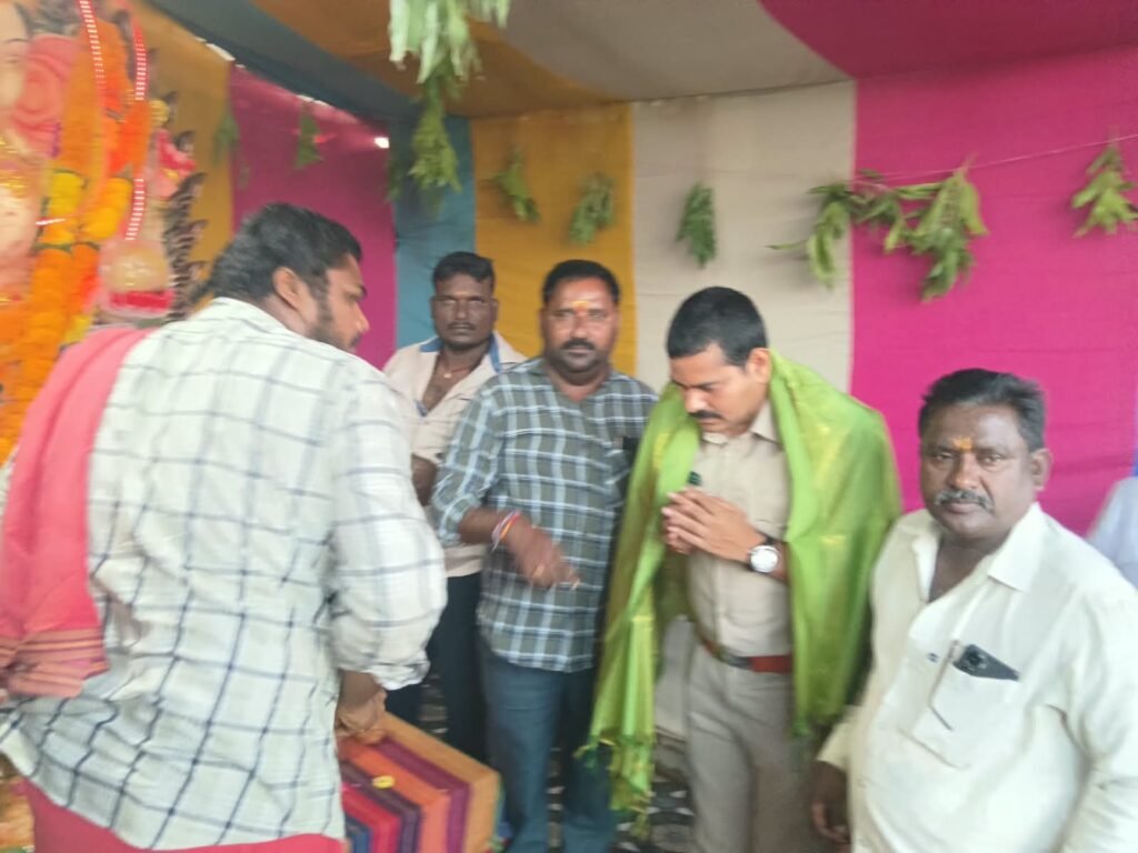 లారీ ఓనర్స్ సంక్షేమ సంఘం గణపతిని దర్శించుకున్న ఆర్టీవోవంశీకృష్ణ