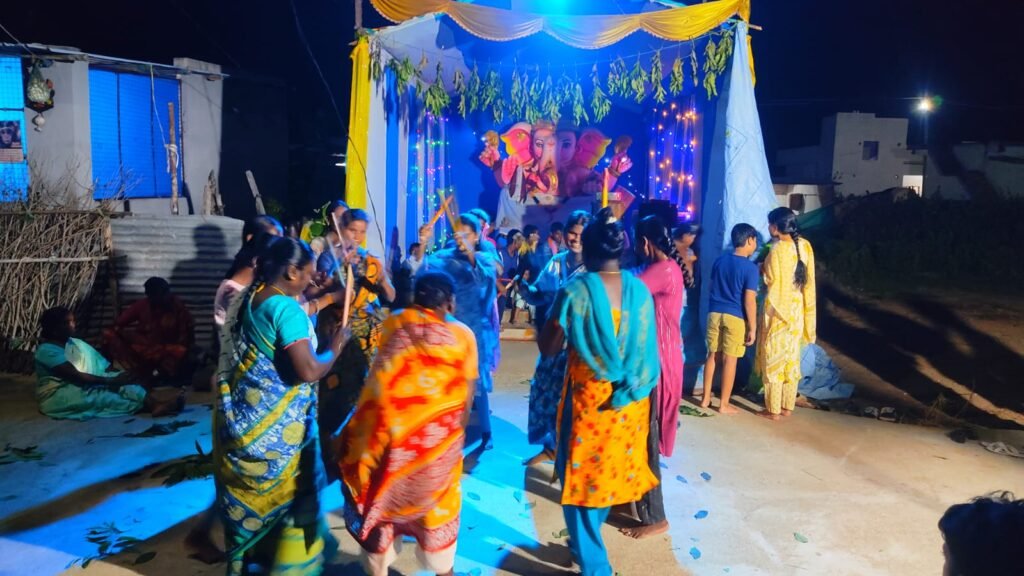 గణపయ్య సన్నిధిలో భక్తుల కోలాటం