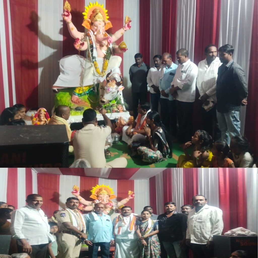 వినాయక మండపాన్ని సందర్శించిన బెజ్జంకి ఎస్సై తోట తిరుపతి