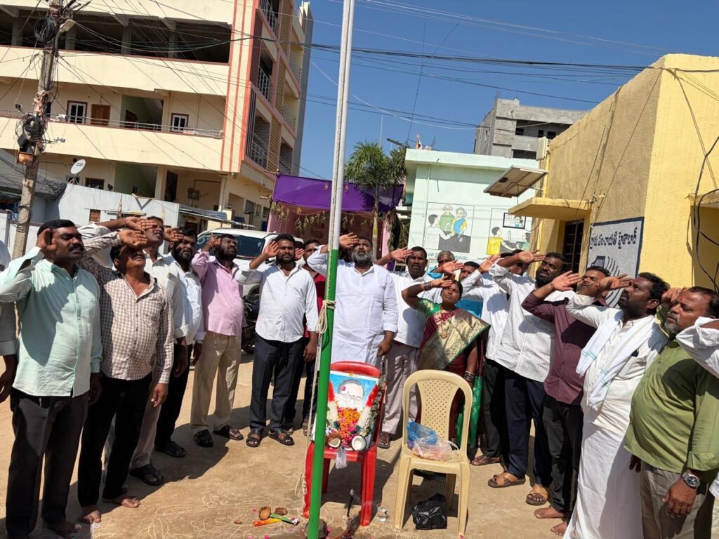 హైతాబాద్ లో గ్రామపంచాయతీ ఆవరణలో జాతీయ జెండాను ఆవిష్కరించిన&nbsp; గ్రామ సర్పంచ్ కర్రోళ్ల శాంతమ్మ యాదయ్యలు….