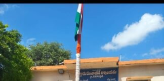 సీతారాంపూర్ గ్రామంలో జాతీయ జెండా ఆవిష్కరించిన గ్రామ సర్పంచ్ తోపుకొండ పావని చెన్నయ్య…..