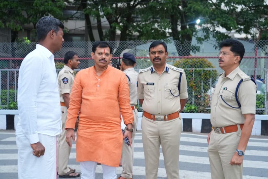 గరుడసేవ భద్రతా ఏర్పాట్లపై క్షేత్రస్థాయి పరిశీలన నాలుగు మాడ వీధులు, ఔటర్ రింగ్‌ రోడ్డులో బందోబస్తు ఏర్పాట్ల తనిఖీ