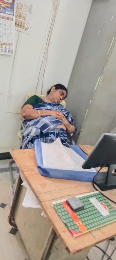 ఆఫీస్ టైంలో వీఆర్వో కునుకు: బయట ప్రజల పడిగాపులు. కలసపాడు మండలంలో అధికారుల నిర్వాకంపై వెల్లువెత్తుతున్న నిరసనలు!
