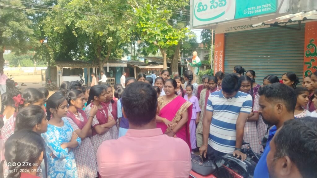 సాంఘిక శాస్త్ర ఉపాధ్యాయుడిని నియమించాలంటూ విద్యార్థుల రాస్తారోకో