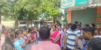 సాంఘిక శాస్త్ర ఉపాధ్యాయుడిని నియమించాలంటూ విద్యార్థుల రాస్తారోకో