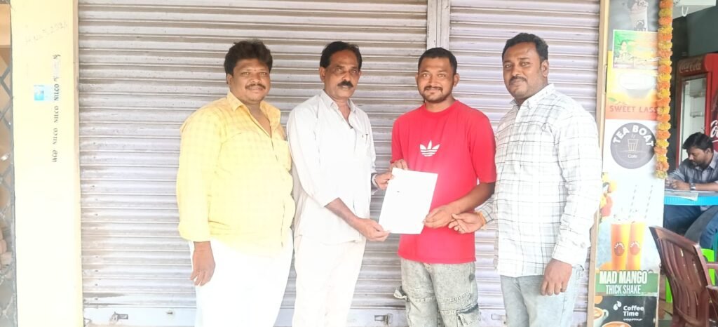 సీఎంఆర్ఎఫ్ చెక్కులు అందజేసిన జూలకంటి సీతారాం రెడ్డి