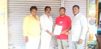 సీఎంఆర్ఎఫ్ చెక్కులు అందజేసిన జూలకంటి సీతారాం రెడ్డి
