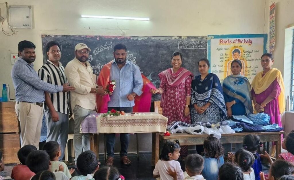 ప్రభుత్వ పాఠశాల విద్యార్థులకు యూనిఫామ్‌లు, బూట్ల పంపిణీ