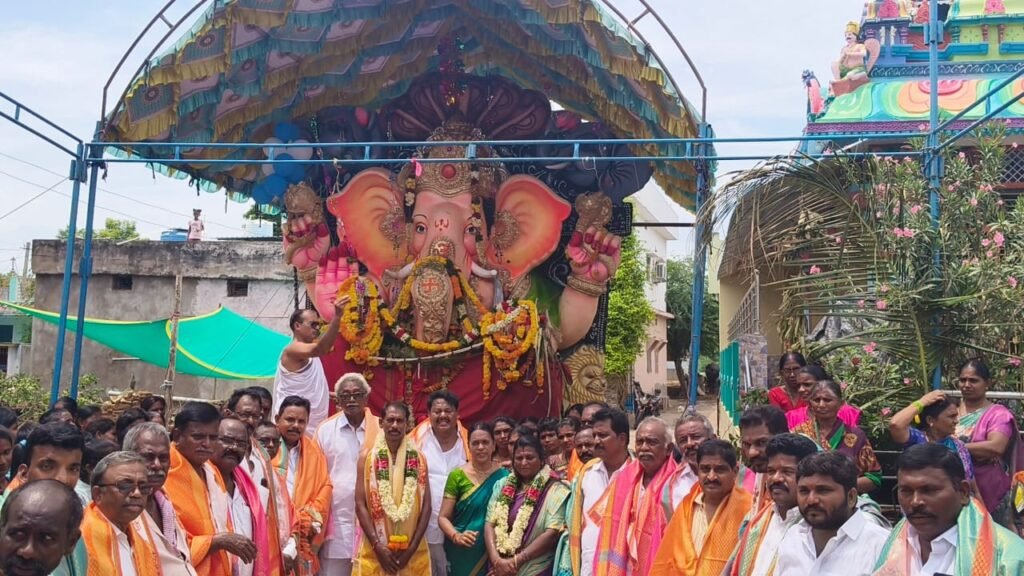 పోరుమామిళ్ల బలిజ కోటలో వేలం పాటలో లడ్డును దక్కించుకున్న చెన్ను శ్రీనివాసులు, నాగమణి దంపతుల