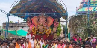 పోరుమామిళ్ల బలిజ కోటలో వేలం పాటలో లడ్డును దక్కించుకున్న చెన్ను శ్రీనివాసులు, నాగమణి దంపతుల