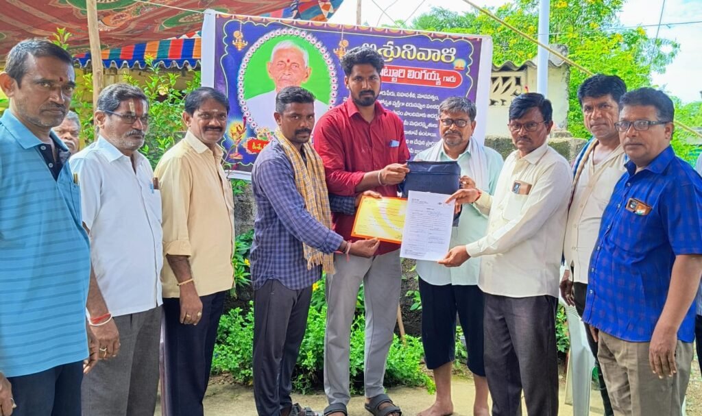 చూపు లేకున్నా వెలుగులు పంచిన లింగయ్య..