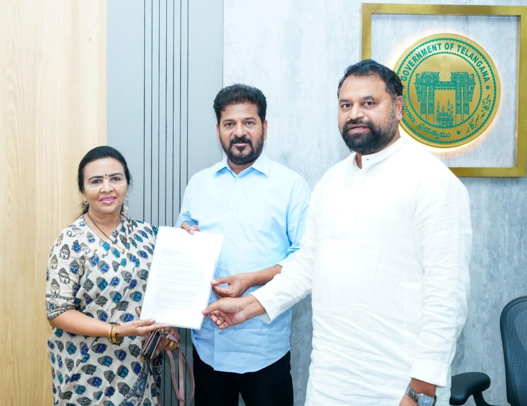 తెలంగాణ ఎన్నారై  కమిషన్ ఏర్పాటుకు సీఎం రేవంత్ రెడ్డికి వినతిపత్రం అందజేసిన టీపీసీసీ వైస్ ప్రెసిడెంట్ ఝాన్సీ రాజేందర్ రెడ్డి