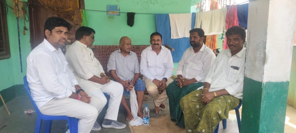 మార్కెట్ కమిటీ డైరెక్టర్ భూక్యా రాయాసల్ ని పరామర్శించిన హుజుర్ నగర్ మార్కెట్ కమిటీ ఛైర్మెన్, బ్లాక్ కాంగ్రెస్ అధ్యక్షులు రాధికా అరుణ్ కుమార్ దేశముఖ్.