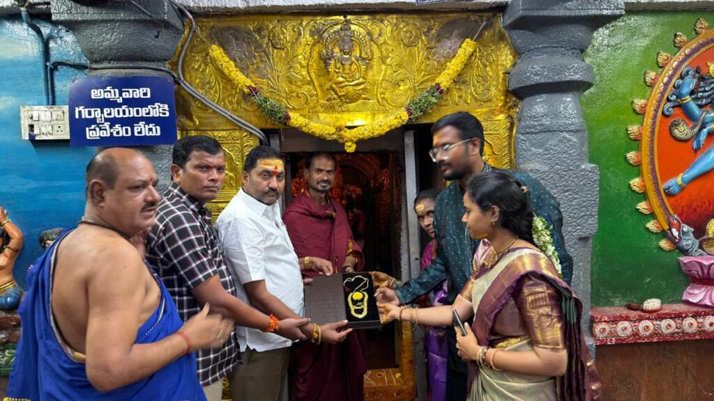 అమ్మవారికి.. బంగారు కానుక