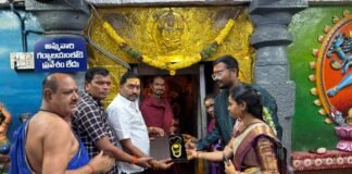 అమ్మవారికి.. బంగారు కానుక