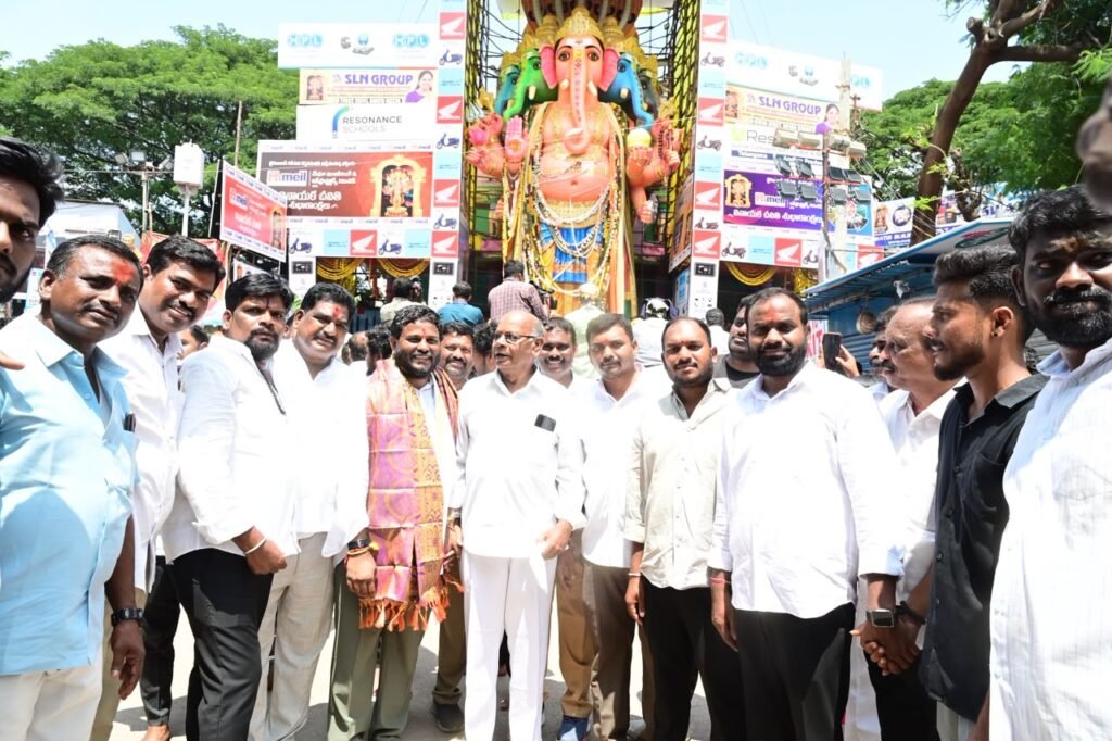 బడా గణేశ్‌ సన్నిధిలో నీలం మధు ముదిరాజ్‌.. ప్రజా క్షేమం కోసం ప్రార్థన