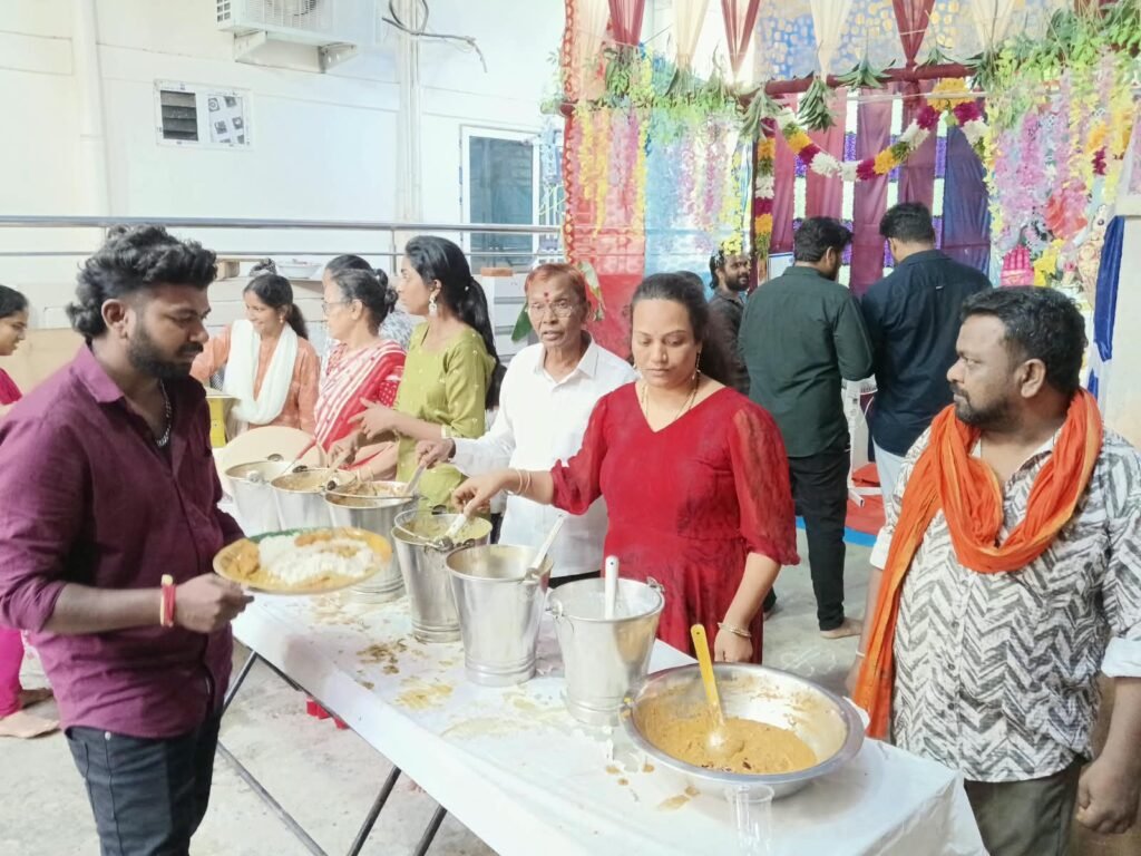 15ఫీట్ వైడ్ రోడ్ శ్రీ గల్లీ గణపతి మండపం వద్ద అన్నాదాన కార్యక్రమం