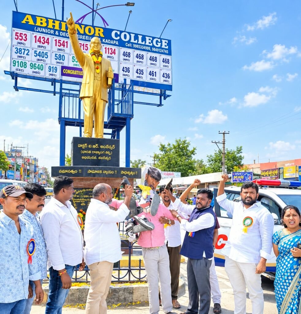 హమార ప్రసాద్  కు చెప్పుల దండ వేసి దిష్టిబొమ్మ దహనం