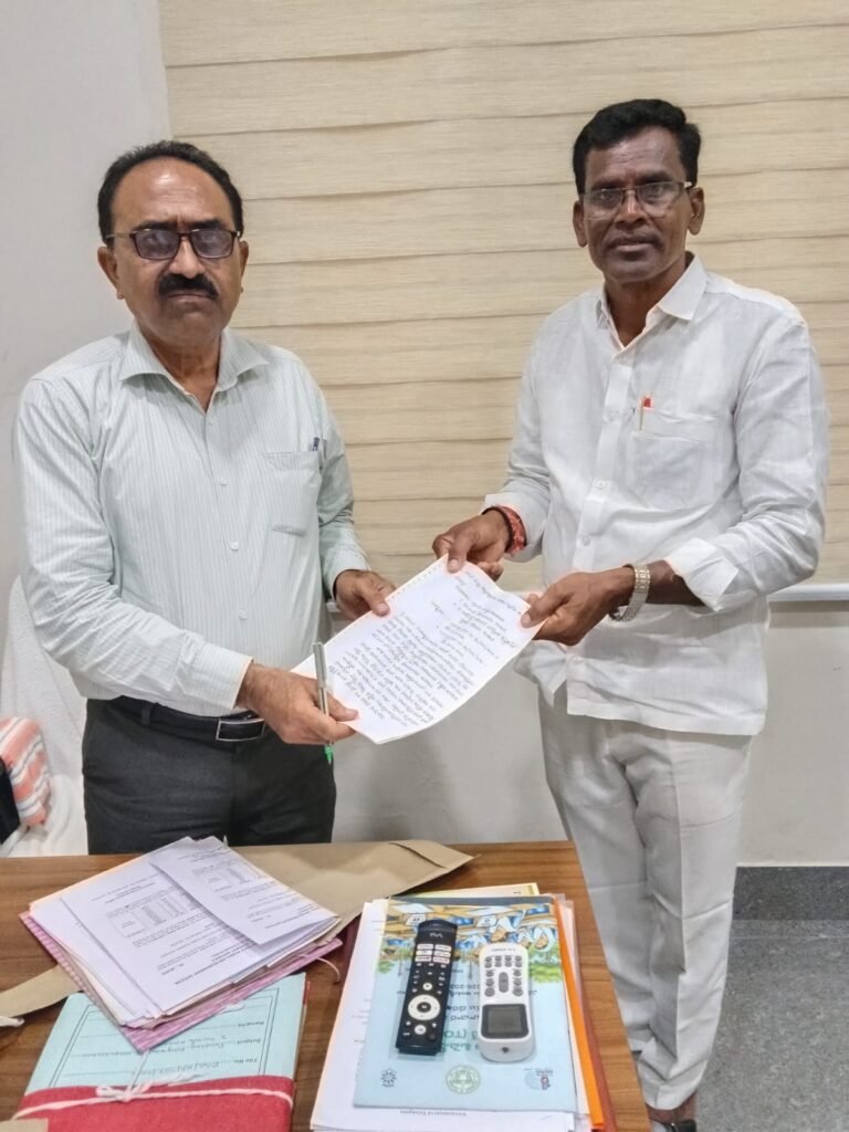 లద్నూర్ ప్రభుత్వ పాఠశాలలో సోషల్‌ టీచర్‌ను నియమించాలి.