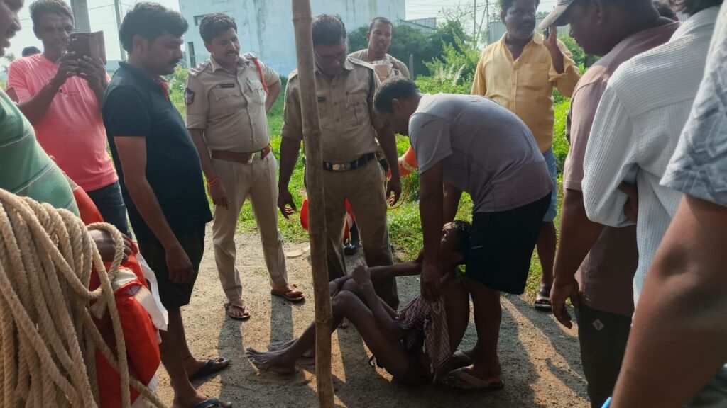13 గంటలు పాటు గడ్డలో చిక్కుకున్న గుర్తుతెలియని వ్యక్తి ..