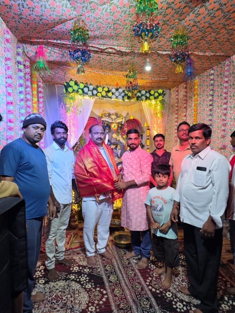 *గుండ్లపోచంపల్లి డివిజన్‌లో వినాయక మండపాల్లో ప్రత్యేక పూజలు నిర్వహించిన మాజీ జెడ్పిటిసి సాయిపేట శ్రీనివాస్*