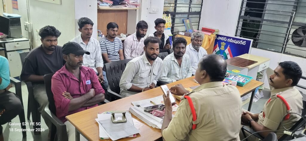 వినాయక చవితి సందర్భంగా డీజే లకు అనుమతి లేదు అతిక్రమిస్తే చట్టపరమైన చర్యలు తీసుకోబడును కమలాపూర్ ఎస్ హెచ్ ఓ <br><br><br>