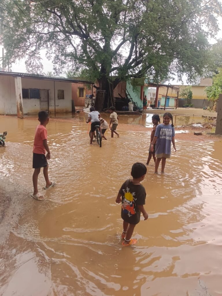 చినుకుపడితే చాలు.. కాగతి యనమసామనపల్లి రోడ్డు జలమయం