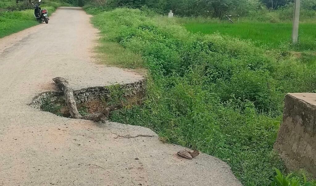 పొంచి ఉన్న ప్రమాదం నడి రోడ్డుపై గుంత.. పట్టించుకొని అధికారులు, ప్రజా ప్రతినిధులు