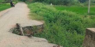 పొంచి ఉన్న ప్రమాదం నడి రోడ్డుపై గుంత.. పట్టించుకొని అధికారులు, ప్రజా ప్రతినిధులు