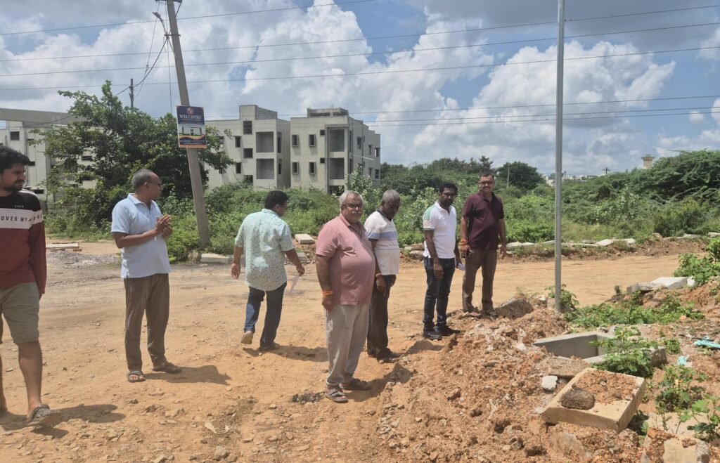 భారీ వాహనాలతో రోడ్లు, డ్రైనేజీ మ్యాన్‌హోల్స్ దెబ్బతిన్నాయని ఆరోపణలు