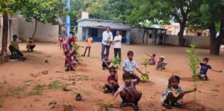 విద్యార్థుల చేత మొక్కలు నాటించి పర్యావరణ పరిరక్షణకు ప్రాధాన్యం