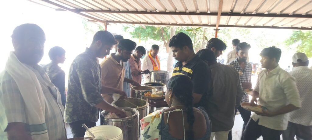 ఎర్రగట్టుగుట్టలో భక్తి వెల్లువ.. కిట్స్ కళాశాలలో మహా అన్నదానం