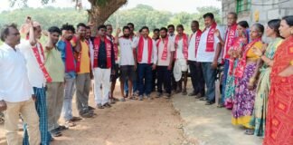 రత్న తండాకు రోడ్డు సౌకర్యం కల్పించాలి