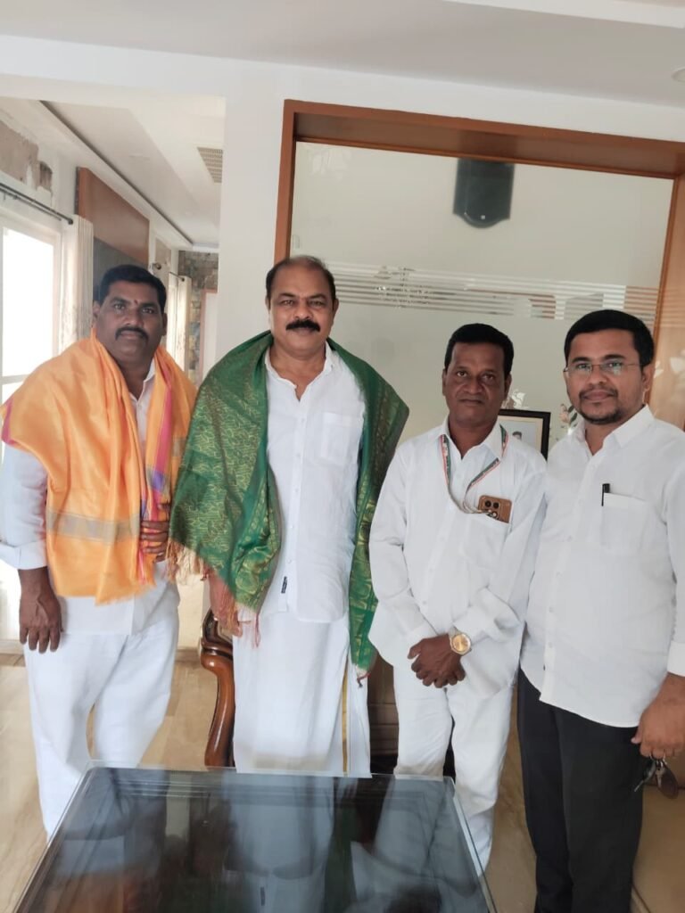 ఎంపీ చామల కిరణ్ కుమార్ రెడ్డి,  మాజీ ఎమ్మెల్యే కొమ్మూరి ప్రతాప్ రెడ్డిలను మర్యాదపూర్వకంగా కలిసిన సేవాదళ్ జిల్లా అధ్యక్షుడు జాయ మల్లేష్