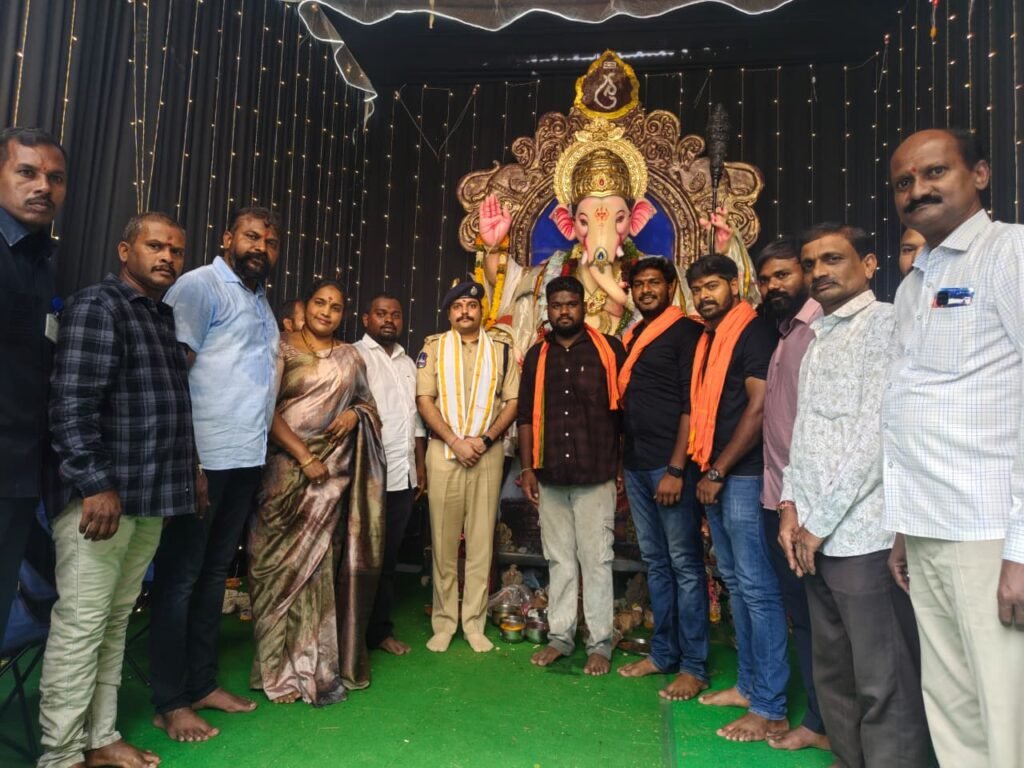 గణేష్ మండపాలను సందర్శించిన జిల్లా ఎస్పీ