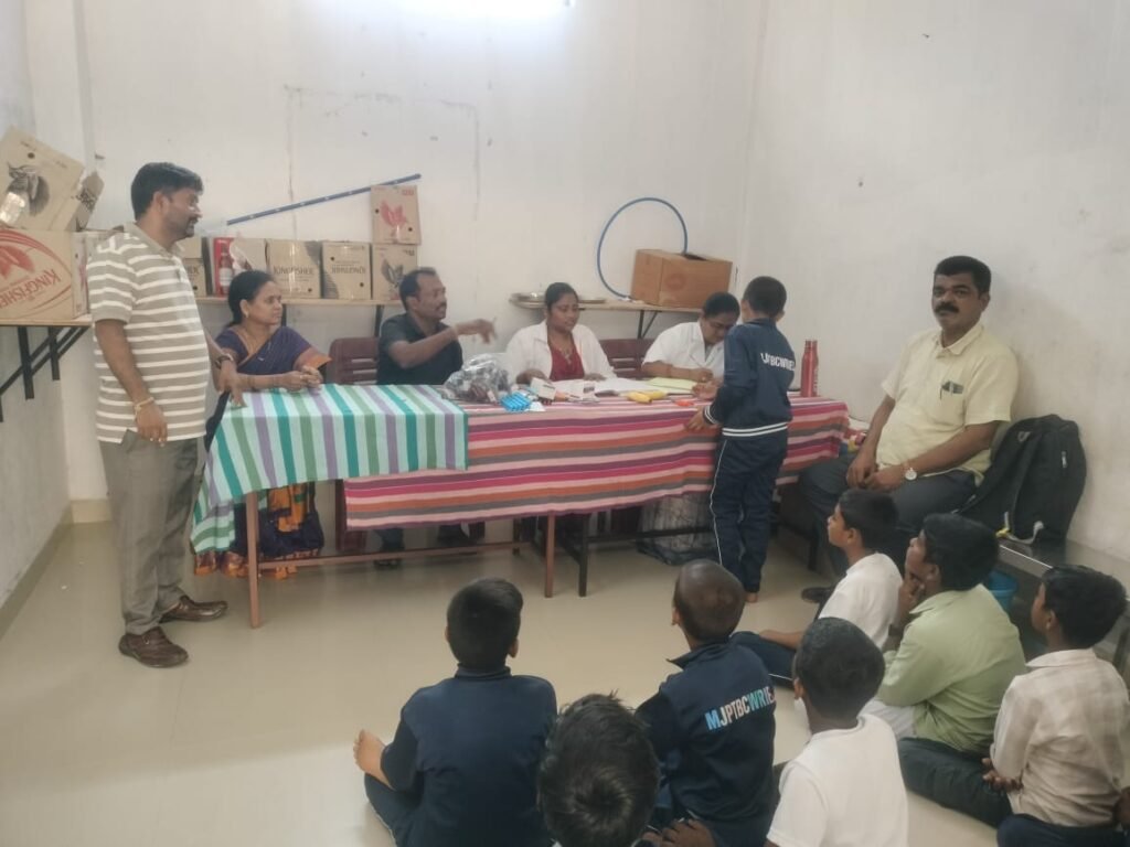 మహాత్మ జ్యోతిబాపూలే గురుకుల పాఠశాలలో వైద్య శిబిరం