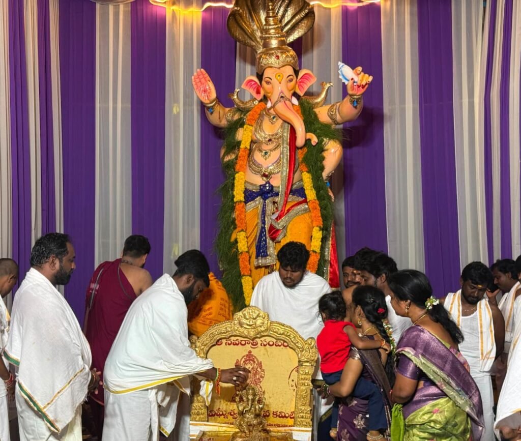 నవరాత్రులు పూజలు అందుకుంటున్న గణపయ్య దీవెనలు తీసుకున్న చైర్మన్