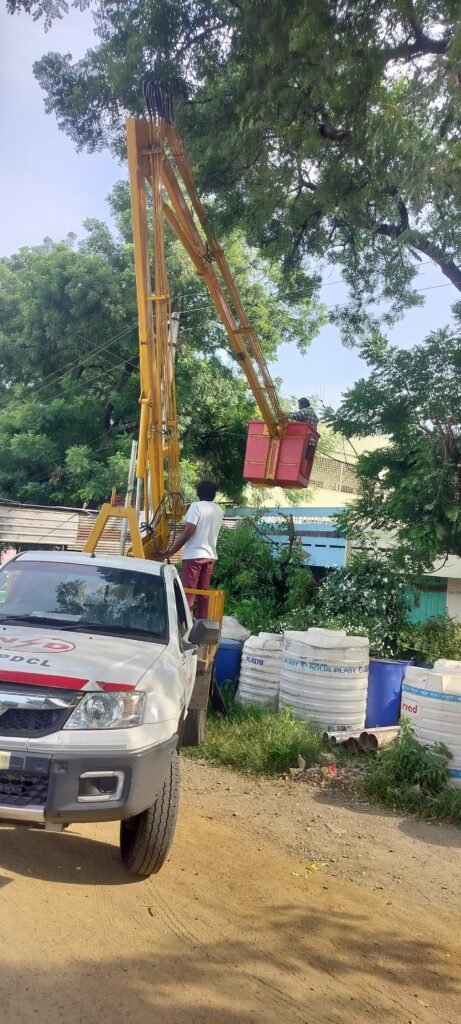 చెట్ల తొలగింపు పనులు.. విద్యుత్ సరఫరాకు అంతరాయం